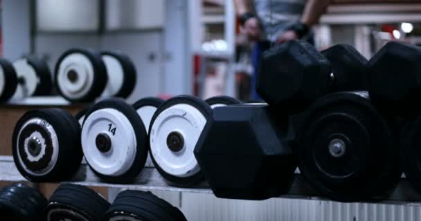 Man training in gym - Video, Çekim
