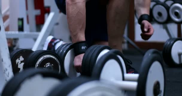 Man training in gym - Video, Çekim