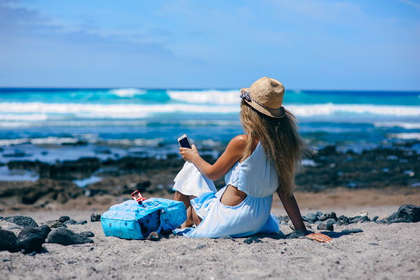 Girl taking selfie on the beach - Zdjęcie, obraz