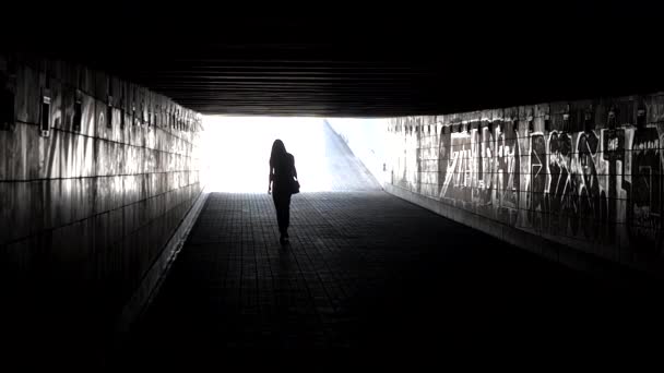 Kobieta przechodzi przez tunel - Materiał filmowy, wideo