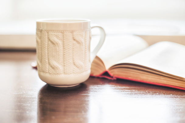 Coffee cup and open book - Foto, Bild