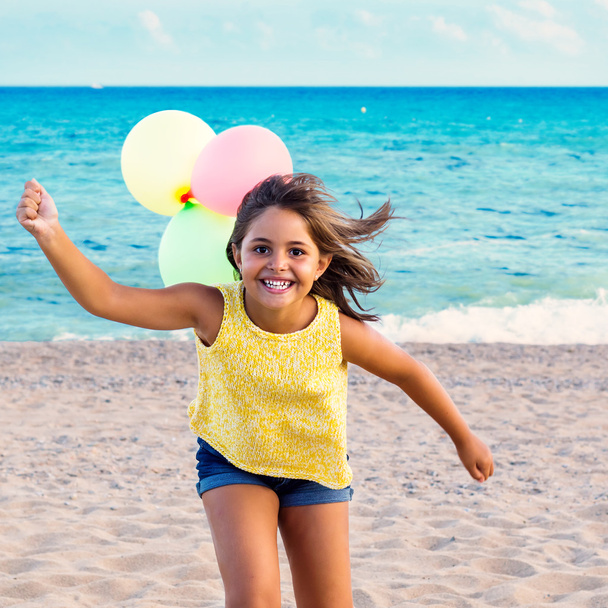 Mädchen läuft mit Luftballons. - Foto, Bild