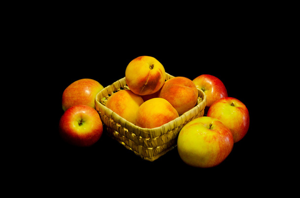 Zomer fruit op een donkere achtergrond - Foto, afbeelding