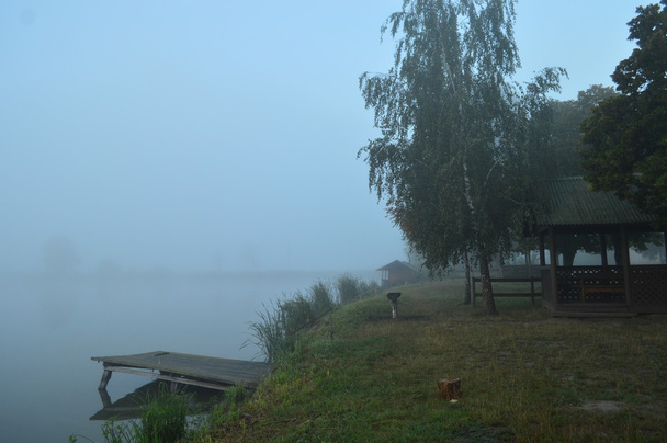 туман над водою вранці з місцем для риболовлі, пірс. туман над озером рано вранці
. - Фото, зображення