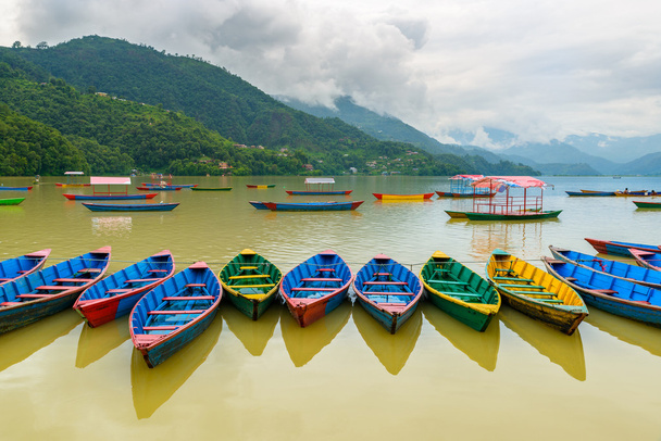 Маленькие лодки на озере Пхева в Похаре
 - Фото, изображение