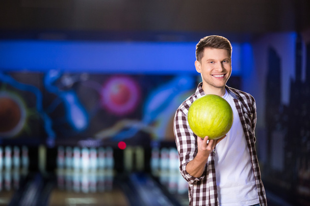 Young man in bowling - Foto, Imagem