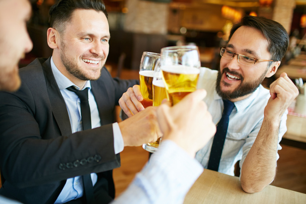 Επιχειρηματίες κουβεντιάζετε με μπύρα και γιορτάζει - Φωτογραφία, εικόνα