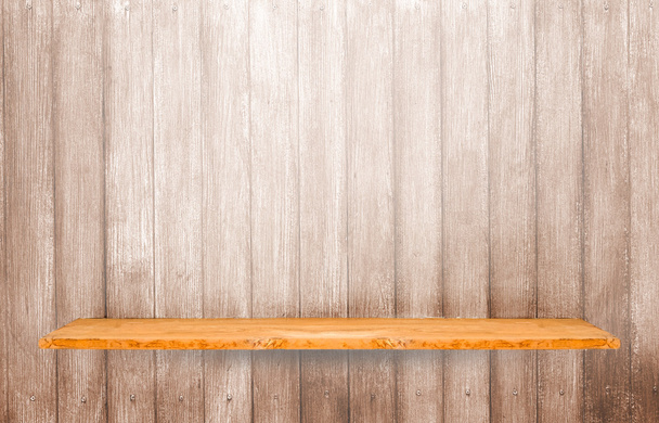 Estante de madera sobre fondo vertical de pared de madera
. - Foto, Imagen