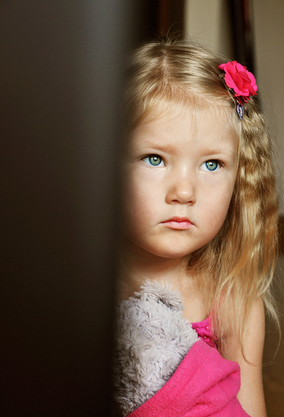 oyuncak ayı ile ele oturan üzgün küçük kız - Fotoğraf, Görsel