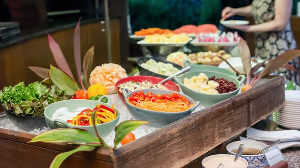 Auswahl an Salaten an der Buffetbar in einem luxuriösen Hotelrestaurant. - Foto, Bild