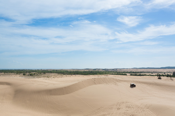 vehículo todoterreno en el desierto de dunas de arena blanca en Mui Ne
 - Foto, imagen