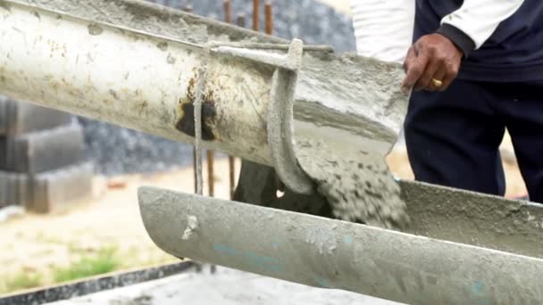 Sigara inşaat işçileri pour beton karışım çimento karıştırıcı tanımlayın. Ağır çekim 120 fps - Video, Çekim