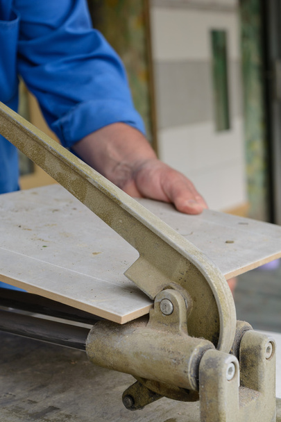Pracownicy wykwalifikowani, o których przetwarzane dachówka - Zdjęcie, obraz