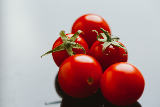 Karanlık bir arka plan üzerinde taze kiraz domates - Fotoğraf, Görsel