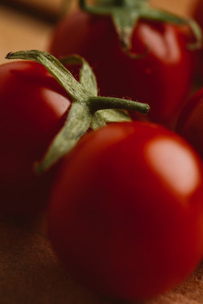 Čerstvá rajčata cherry na dřevěné pozadí zblízka - Fotografie, Obrázek