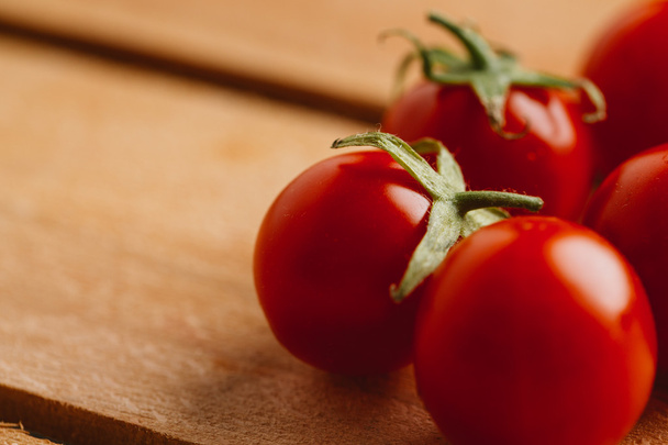 Fresh cherry tomatoes on wooden background close up - Foto, immagini
