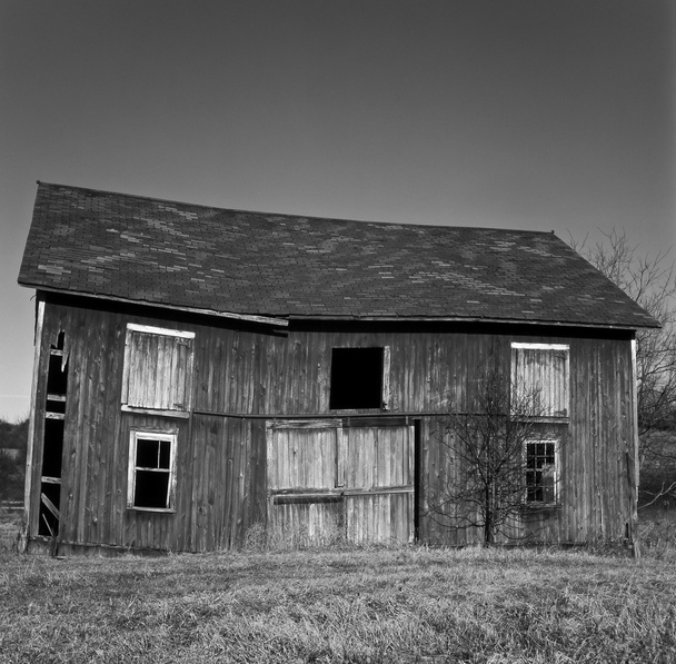 oude schuur in veld - Foto, afbeelding