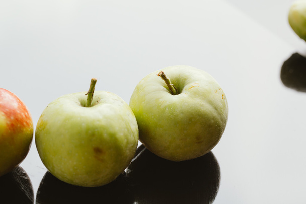 několik čerstvých pečená jablka na tmavém pozadí - Fotografie, Obrázek