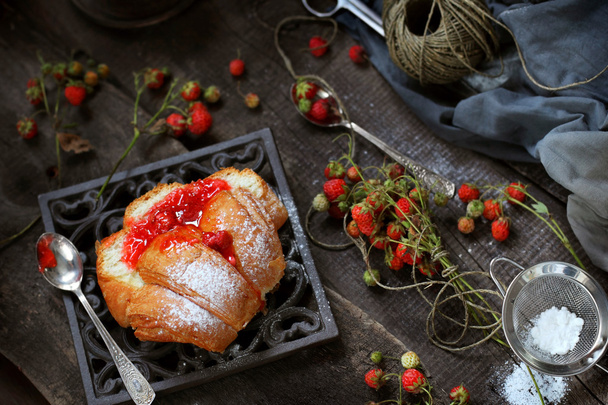 bun with homemade strawberry jam - Foto, imagen