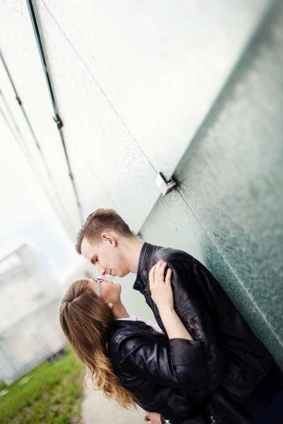 Um jovem casal a beijar. Sessão de noivado
. - Foto, Imagem