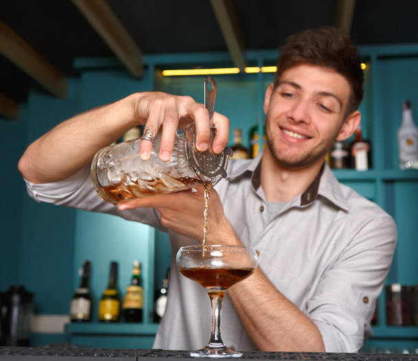 Mladý Barman směšovací cosmopolitan koktejl - Fotografie, Obrázek