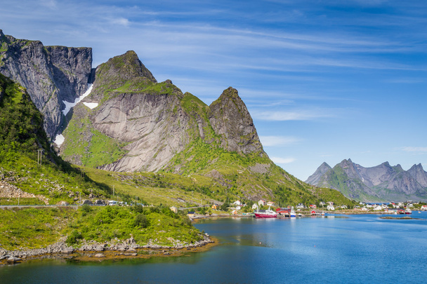 Ville pittoresque Reine sur les îles Lofoten en Norvège
 - Photo, image