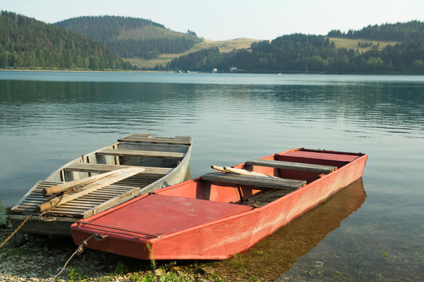 рядові човни на озері
 - Фото, зображення
