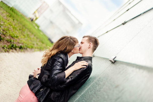 Un jeune couple s'embrassant. Séance d'engagement
. - Photo, image