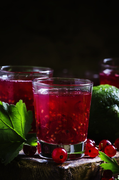 Lime lemonade with mashed red currants - Foto, Bild