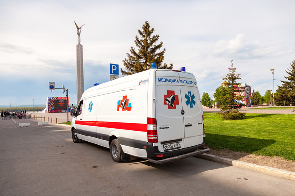 Un coche de ambulancia estacionado en la calle. Texto en ruso: "Emergen
 - Foto, Imagen