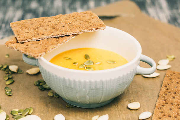 Crispbreads ボウル プレートのロースト カボチャとチーズのスープ - 写真・画像