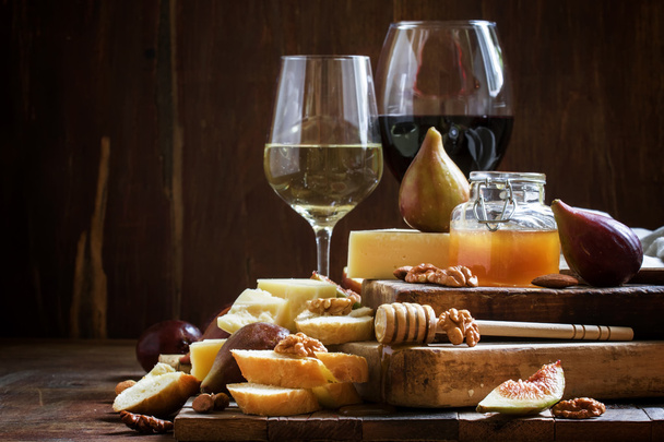 Λευκό και κόκκινο κρασί, τυρί, σύκα, καρύδια, μέλι και ψωμί - Φωτογραφία, εικόνα