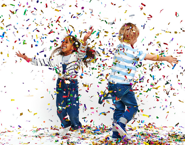 Szczęśliwe dzieci bawiące się z konfetti  - Zdjęcie, obraz