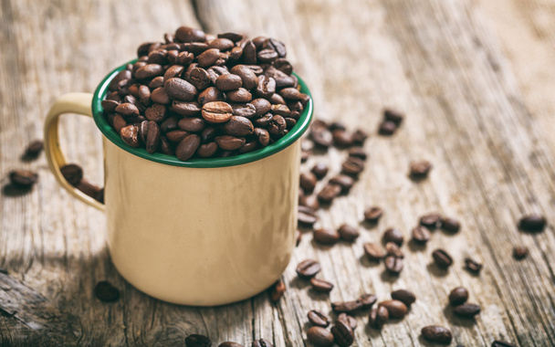 kávová zrna v kovovém kelímku - Fotografie, Obrázek