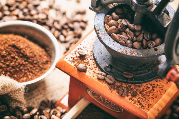 grains de café et un moulin à café
 - Photo, image