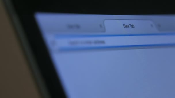 Student te typen op de zoekbalk Browser van laptop bij nacht - Video