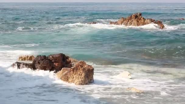 Hullámok összeomlik a sziklákon, a Földközi-tengeren - Felvétel, videó
