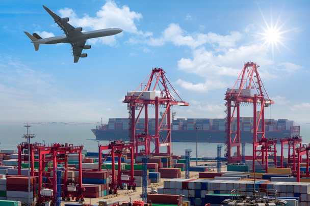 industriële haven met containers - Foto, afbeelding