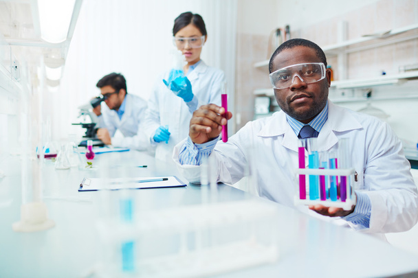 Wetenschapper poseren in laboratorium - Foto, afbeelding