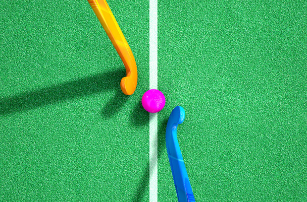Bâton et balle de hockey
 - Photo, image
