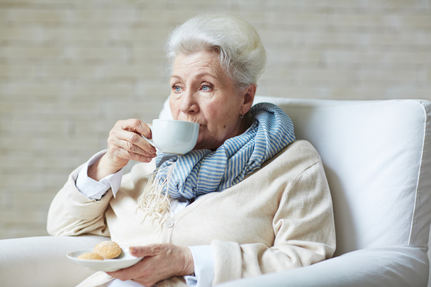 Seniorin trinkt Tee - Foto, Bild