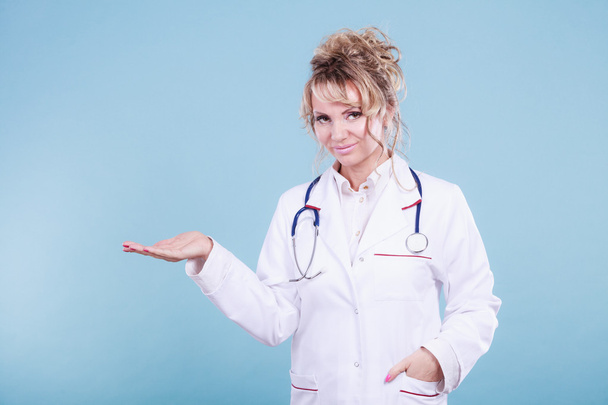 Female doctor showing copy space. - Photo, Image