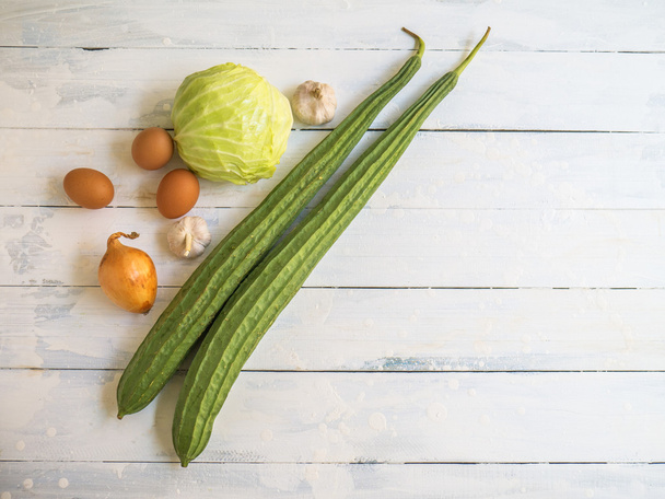 Hrobkovací tykev, zelí, cibule, česnek a vejce na bílém - Fotografie, Obrázek