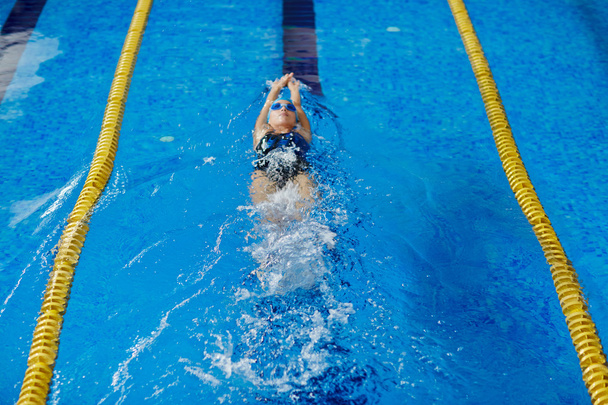 kobiece szkolenia w basenie - Zdjęcie, obraz