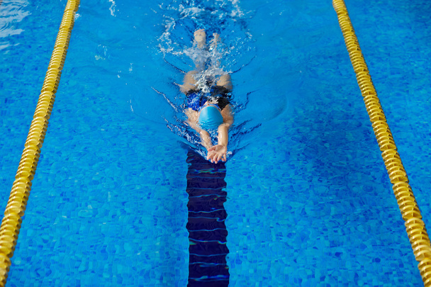 formação feminina em piscina
 - Foto, Imagem