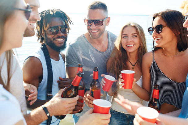 onnellisia nuoria ystäviä juomien kanssa
  - Valokuva, kuva