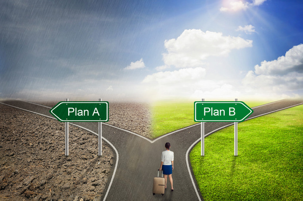Концепция бизнесмена, план А или Б путь к правильному пути
. - Фото, изображение