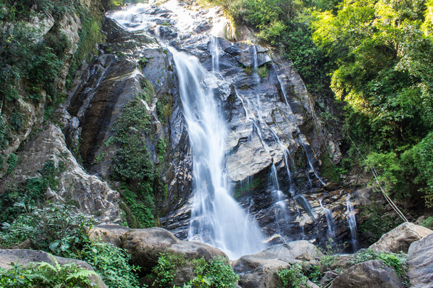 Mae Tia vízesés, Ob tüdő nemzeti park Chiangmai Thaiföld - Fotó, kép