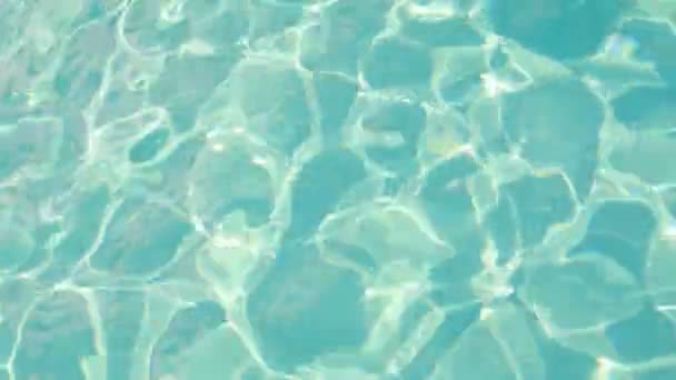 プールの水の波紋。トップ ビュー - 映像、動画