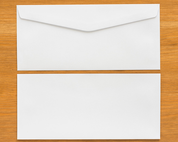 белый конверт на деревянном фоне
 - Фото, изображение